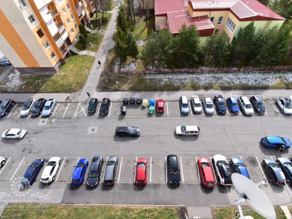 Na predaj byt s 3-mi nepriechodnými izbami a presklenou loggiou Poprad / Juh 3