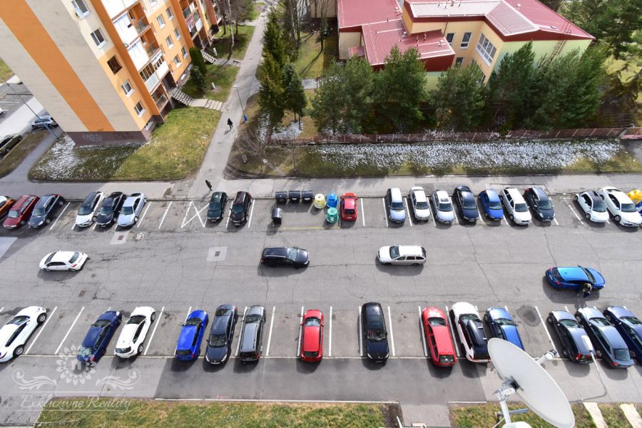 Na predaj byt s 3-mi nepriechodnými izbami a presklenou loggiou Poprad / Juh 3