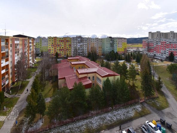 Na predaj byt s 3-mi nepriechodnými izbami a presklenou loggiou Poprad / Juh 3