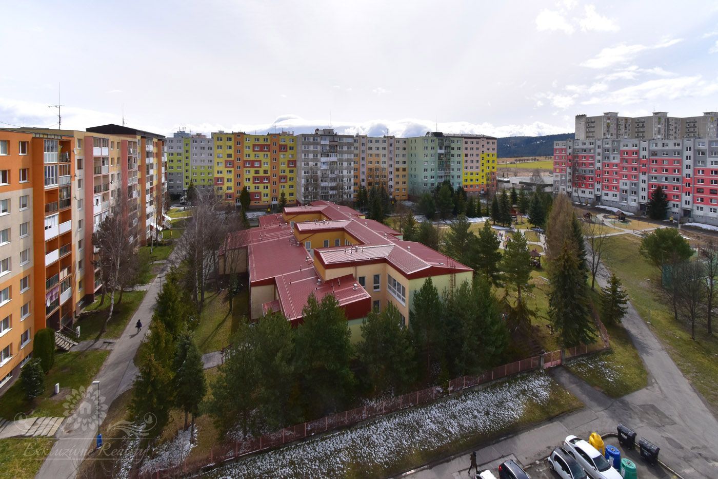 Na predaj byt s 3-mi nepriechodnými izbami a presklenou loggiou Poprad / Juh 3
