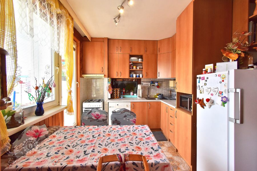 Na predaj byt s 3-mi nepriechodnými izbami a presklenou loggiou Poprad / Juh 3