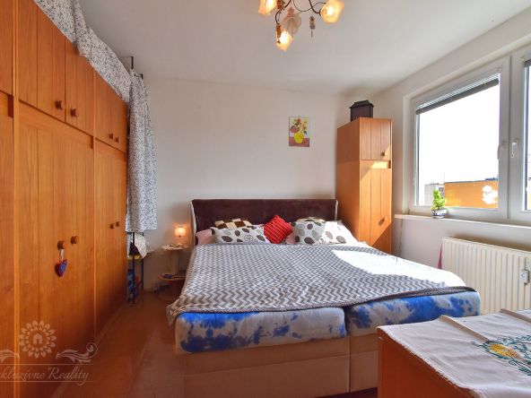 Na predaj byt s 3-mi nepriechodnými izbami a presklenou loggiou Poprad / Juh 3