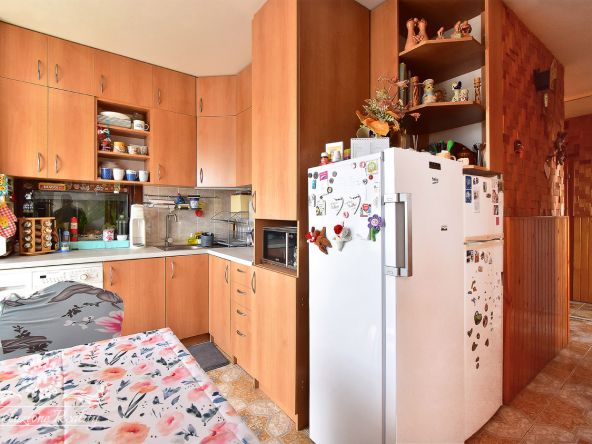 Na predaj byt s 3-mi nepriechodnými izbami a presklenou loggiou Poprad / Juh 3
