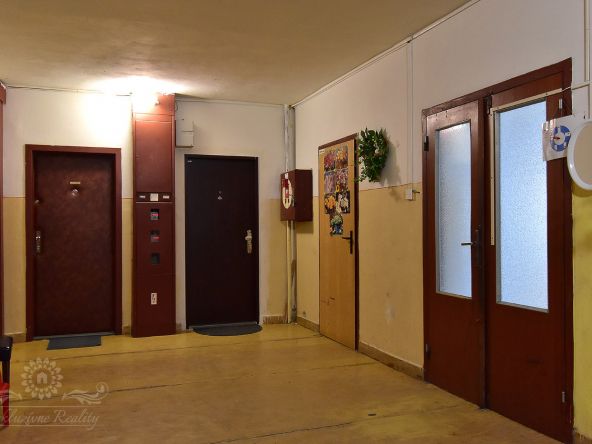 Na predaj byt s 3-mi nepriechodnými izbami a presklenou loggiou Poprad / Juh 3