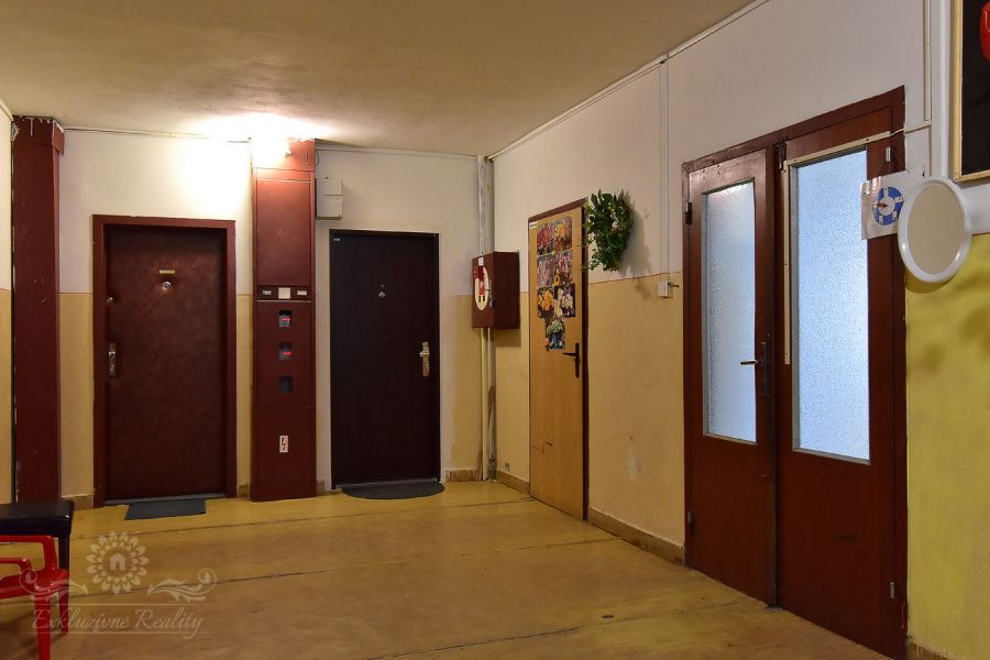 Na predaj byt s 3-mi nepriechodnými izbami a presklenou loggiou Poprad / Juh 3