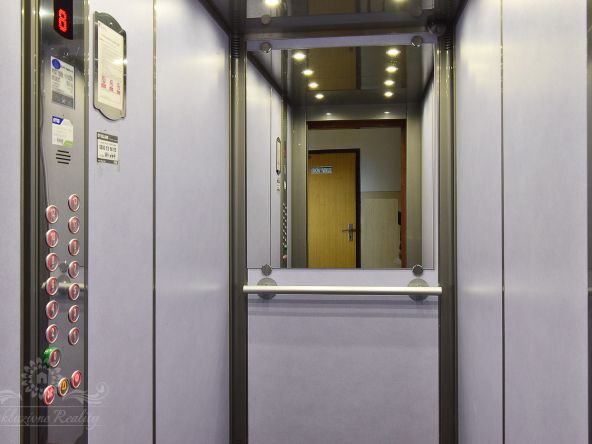 Na predaj byt s 3-mi nepriechodnými izbami a presklenou loggiou Poprad / Juh 3