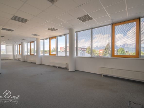 Na prenájom kancelaria 150m2 Poprad centrum, parkovacie miesto