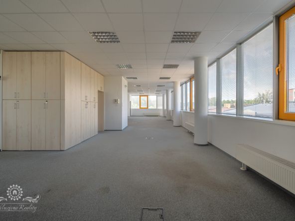Na prenájom kancelaria 150m2 Poprad centrum, parkovacie miesto
