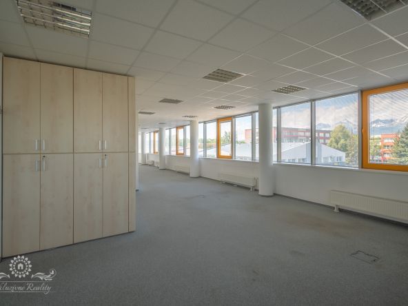 Na prenájom kancelaria 150m2 Poprad centrum, parkovacie miesto