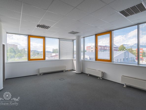 Na prenájom kancelaria 150m2 Poprad centrum, parkovacie miesto