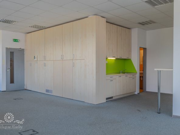 Na prenájom kancelaria 150m2 Poprad centrum, parkovacie miesto