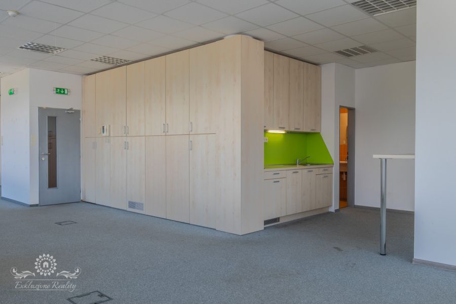 Na prenájom kancelaria 150m2 Poprad centrum, parkovacie miesto