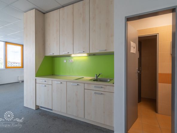 Na prenájom kancelaria 150m2 Poprad centrum, parkovacie miesto