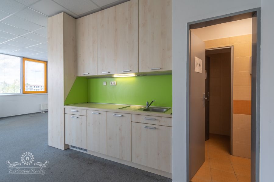 Na prenájom kancelaria 150m2 Poprad centrum, parkovacie miesto