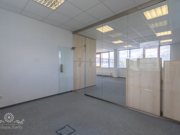 Na prenájom kancelaria 150m2 Poprad centrum, parkovacie miesto
