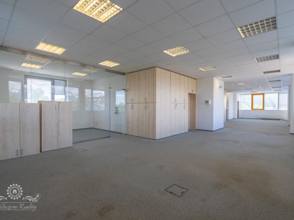 Na prenájom kancelaria 150m2 Poprad centrum, parkovacie miesto