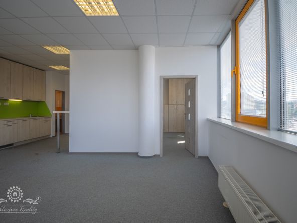 Na prenájom kancelaria 150m2 Poprad centrum, parkovacie miesto