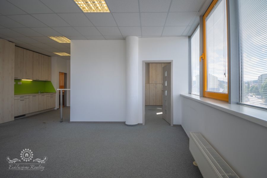Na prenájom kancelaria 150m2 Poprad centrum, parkovacie miesto