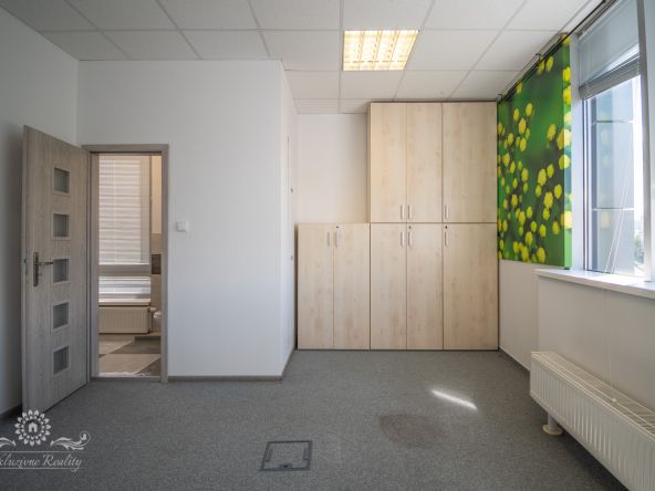 Na prenájom kancelaria 150m2 Poprad centrum, parkovacie miesto