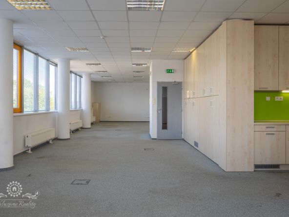 Na prenájom kancelaria 150m2 Poprad centrum, parkovacie miesto