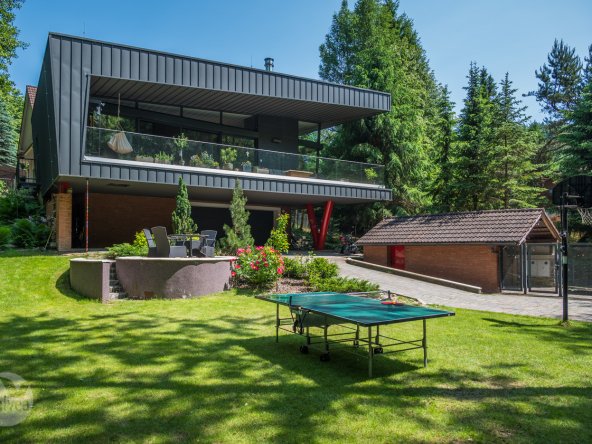 Na predaj moderná rodinná vila pod Chopkom, ukrytá v korunách stromov, Nízke Tatry