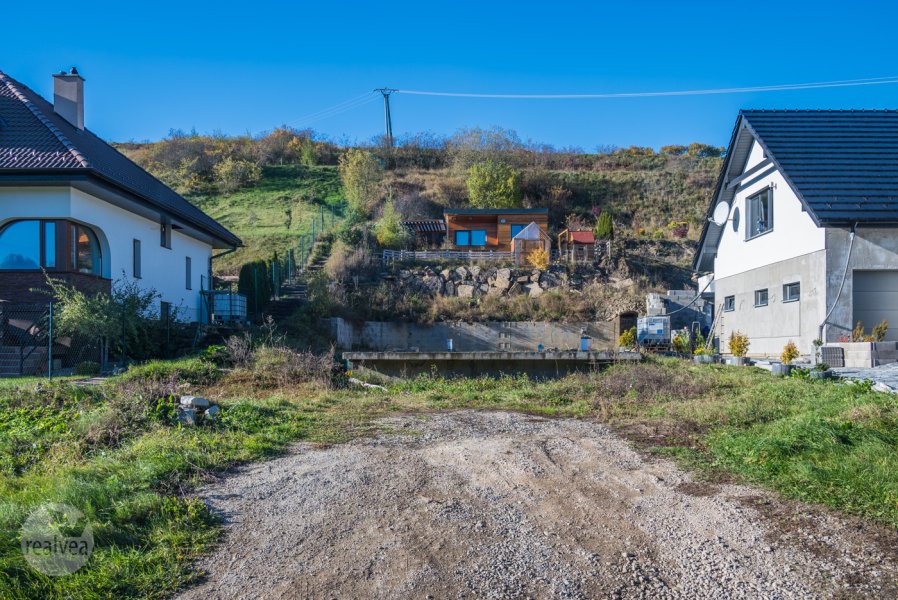 Na predaj stavebný pozemok so základovou doskou a moderným domčekom - Ľubica, Kežmarok