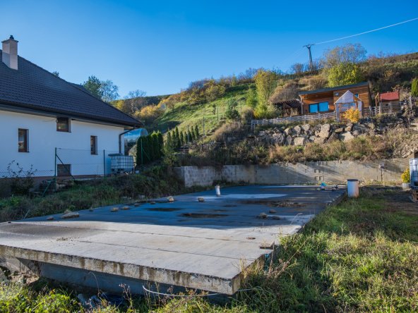 Na predaj stavebný pozemok so základovou doskou a moderným domčekom - Ľubica, Kežmarok