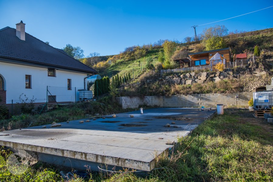 Na predaj stavebný pozemok so základovou doskou a moderným domčekom - Ľubica, Kežmarok