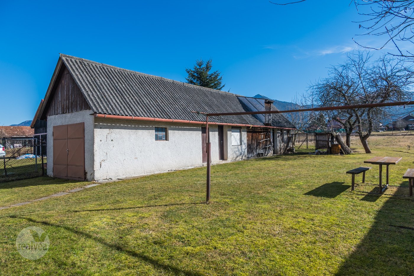 Na predaj rodinný dom v pôvodnom stave s veľkou záhradou - Dúbrava, Liptov