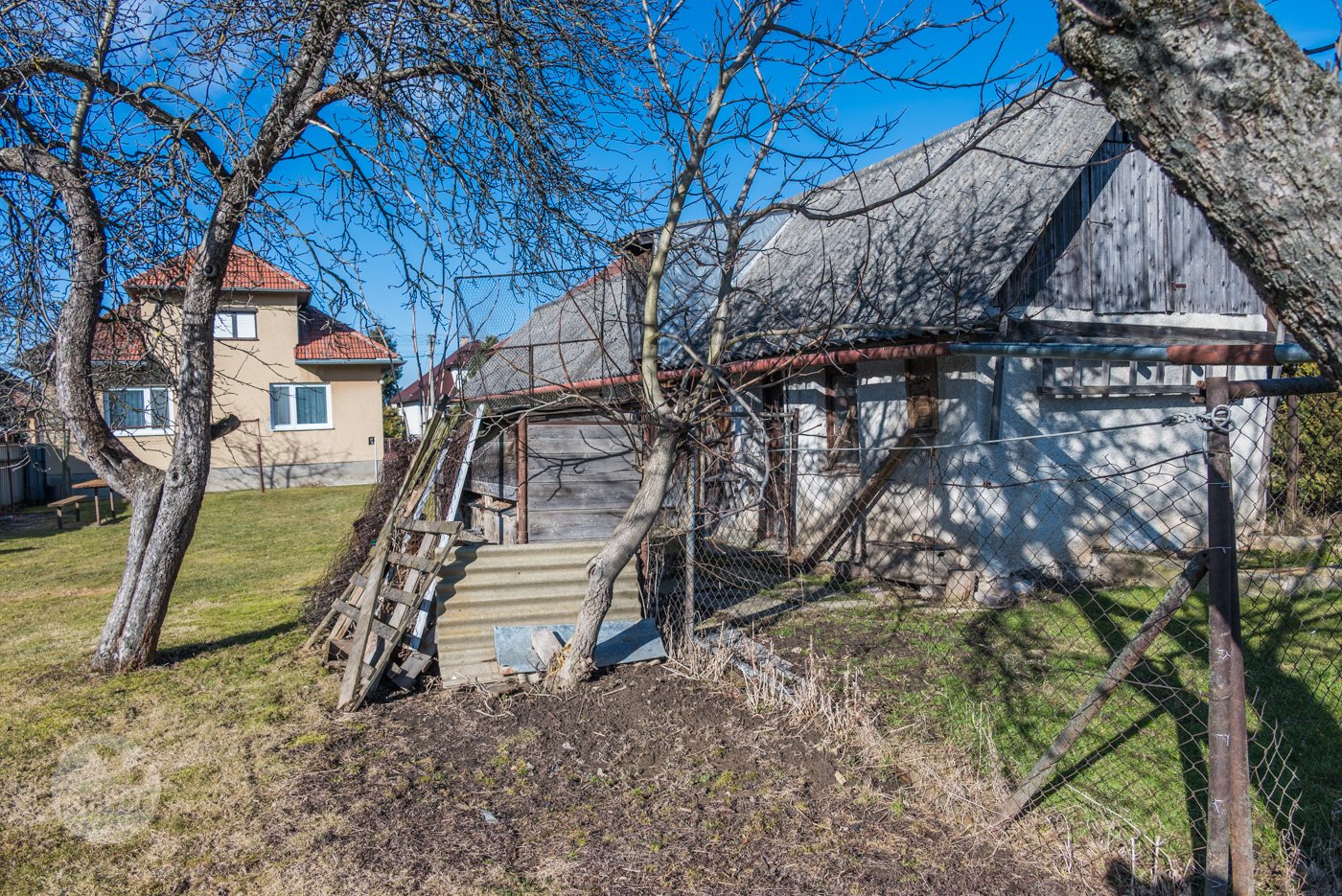 Na predaj rodinný dom v pôvodnom stave s veľkou záhradou - Dúbrava, Liptov