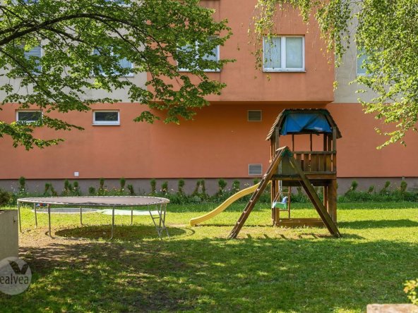 Na predaj 2 izbový byt s parkovaním v garáži a komunitnou záhradou, Trenčín