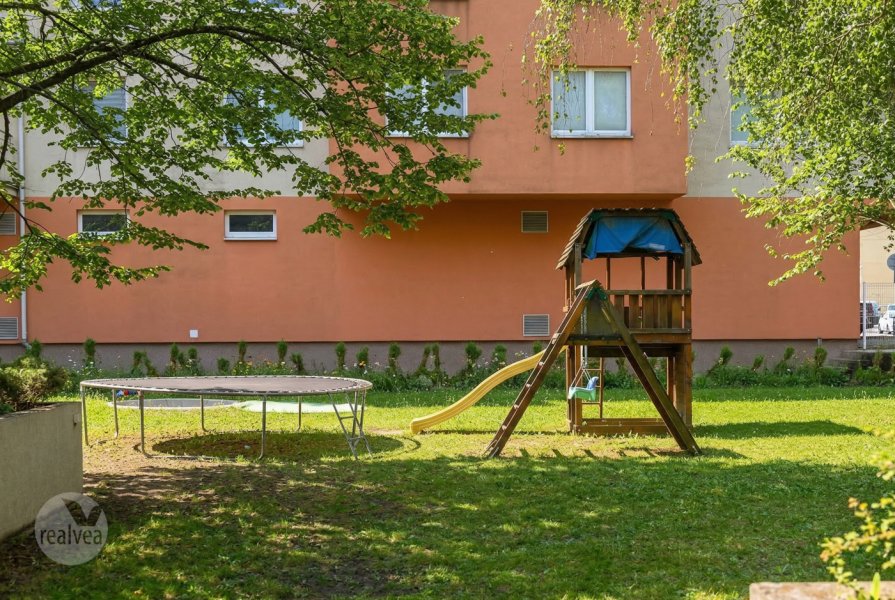 Na predaj 2 izbový byt s parkovaním v garáži a komunitnou záhradou, Trenčín