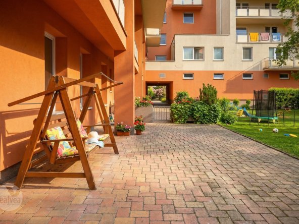 Na predaj 2 izbový byt s parkovaním v garáži a komunitnou záhradou, Trenčín