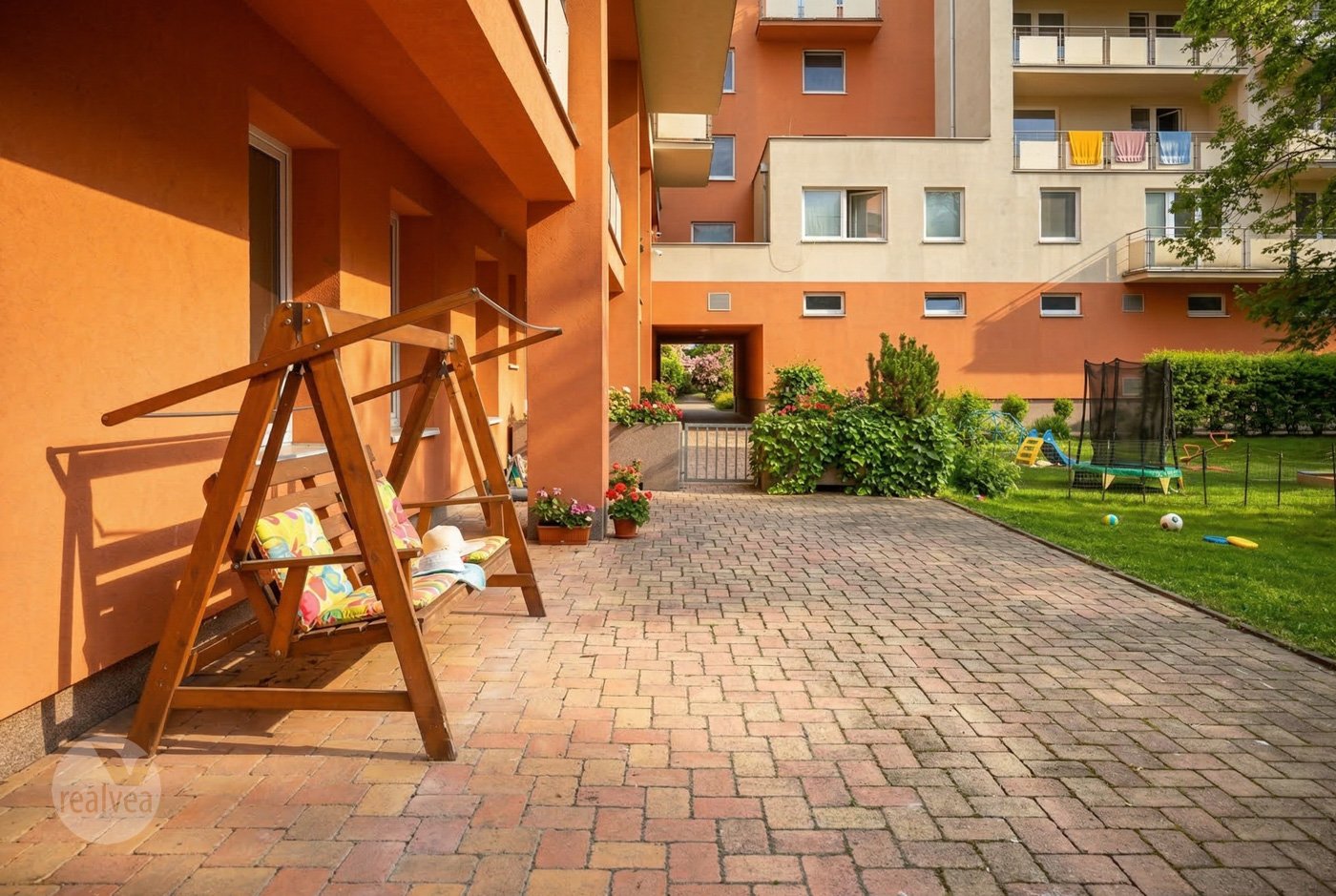 Na predaj 2 izbový byt s parkovaním v garáži a komunitnou záhradou, Trenčín